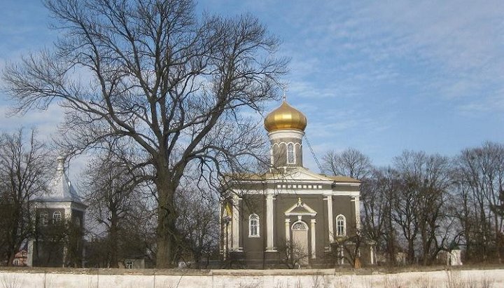 Свято-Георгіївський храм в селі Піски, захоплений прихильниками ПЦУ.