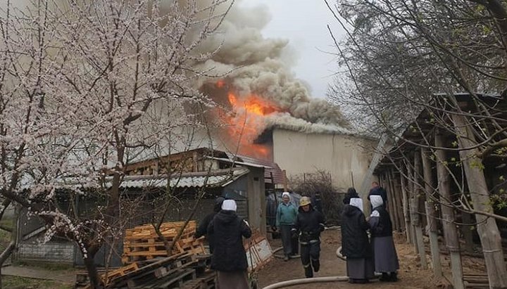 Фото пожара в монастыре сестер Бенедиктинок, опубликованное в социальной сети.