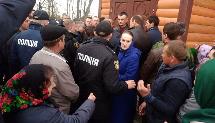 In the village of Polesskoe of the Berezno district, Rovno region, activists broke down the gate and cut locks on the St. Michael’s Church of the UOC