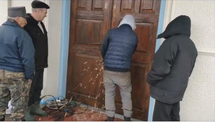 OCU supporters cutting locks on the temple of the canonical Church