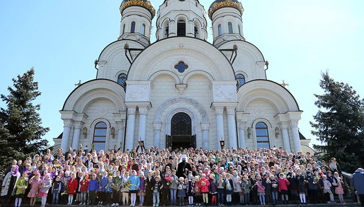 В Праздник Входа Господня в Иерусалим в Богоявленском кафедральном соборе Горловки молились дети из разных храмов Горловской и Славянской епархии УПЦ.