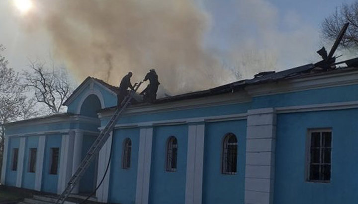 Пожарные тушат огонь в каменском храме иконы Божией Матери «Призри на смирение»