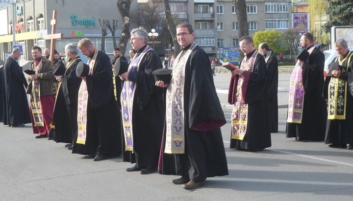 «Священнослужителі» УПЦ КП/ПЦУ вирушили в Старі Кошари після хресної ходи вулицями Ковеля