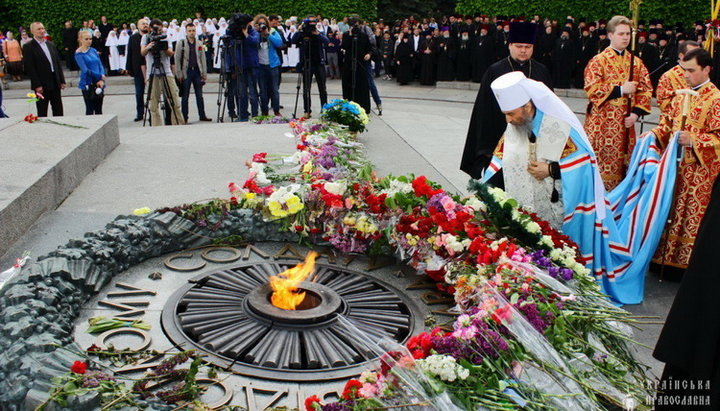 Предстоятель УПЦ возлагает цветы к Памятнику Славы в Киеве