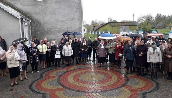 Литургию в воскресенье, 5 мая, община УПЦ под проливным дождем служила на улице.