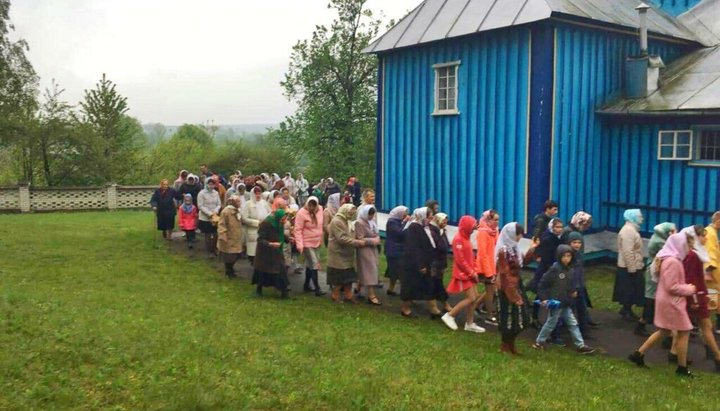 В Брыкове около сотни верующих вместе с духовенством прошли крестным ходом вокруг отобранного храма