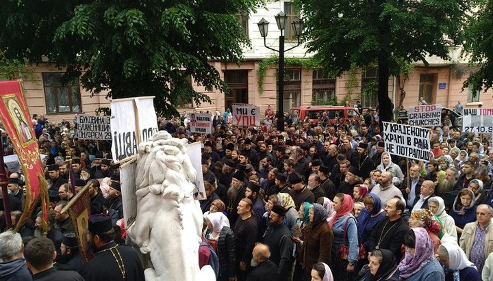 Молитовне стояння біля будівлі Чернівецької ОДА, 23.05.2019. Фото: прес-служба Чернівецько-Буковинської єпархії УПЦ