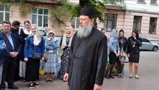 Владика Мелетій підтримав  молитовне стояння у Чернівецькій ОДА