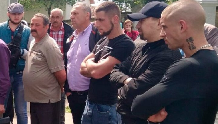 Militanţii angajaţi nu le permiteau enoriaşilor să intre în curtea bisericii. Imagine: Eparhia Cernăuţilor şi a Bucovinei a BOU