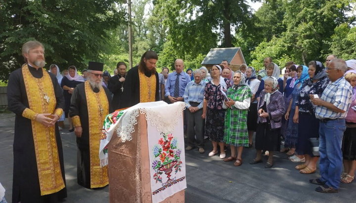 Un preot al Bisericii Ortodoxe a Ciprului, arhimandritul Nectarie, a vizitat parohiile din regiunea Ternopil care în urma capturărilor au rămas fără biserică. Imagine: Eparhia de Ternopil