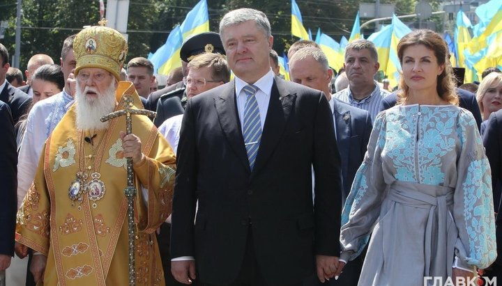 Întâistătătorul Bisericii Ortodoxe Ucrainene a Patriarhiei de la Kiev Filaret Denisenko, Petro Poroşenko şi Marina Poroşenko. Imagine: Glavkom