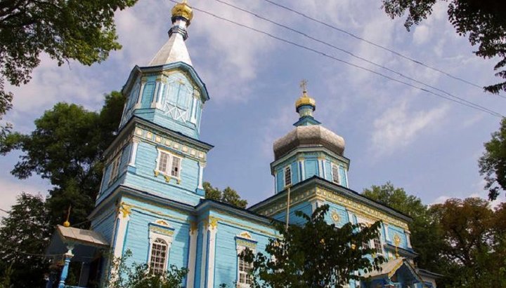 A UOC temple being seized in Luka-Meleshkovskaya