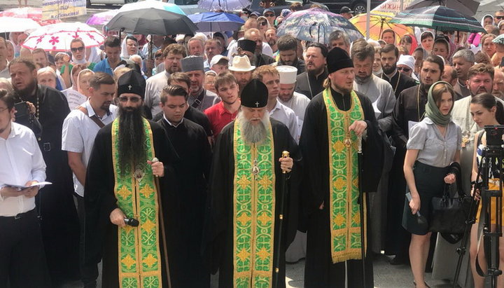 Молебен у входа в Винницкую областную государственную администрацию. Фото: сайт Винницкой епархии УПЦ