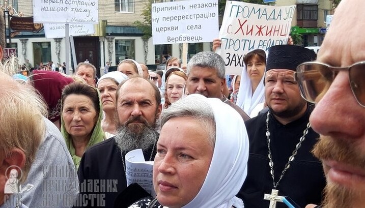 Молитовне стояння вірян УПЦ біля Вінницької облдержадміністрації 19 червня 2019 р. Фото: СПЖ