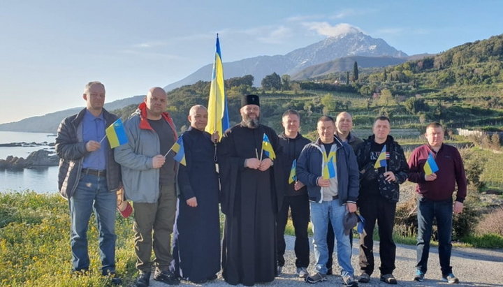 Делегация недавно созданной церковной структуры на Святой Горе Афон. Фото: Romfea