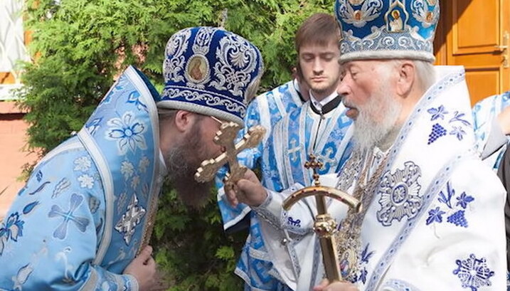 Блаженнейший Митрополит Владимир (Сабодан) благословляет митрополита Антония (Паканича). Фото: YouTube