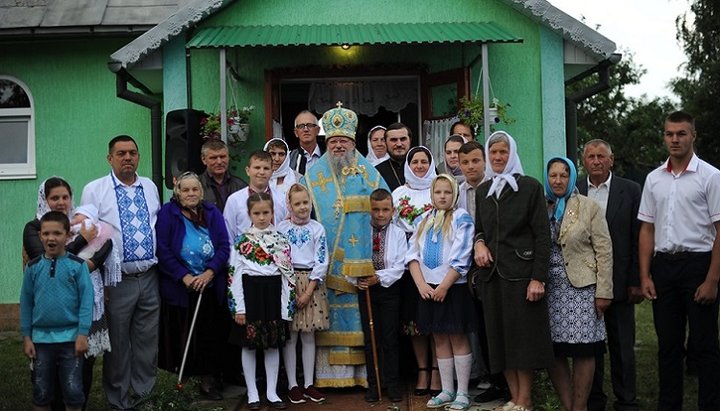 Митрополит Мелетій та прихожани храму на честь святого пророка Іллі села Дібрівка. Фото: Чернівецько-Буковинська єпархія