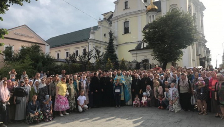 Первый молебен возле Спасо-Преображенского собора. Фото: Винницкая епархия