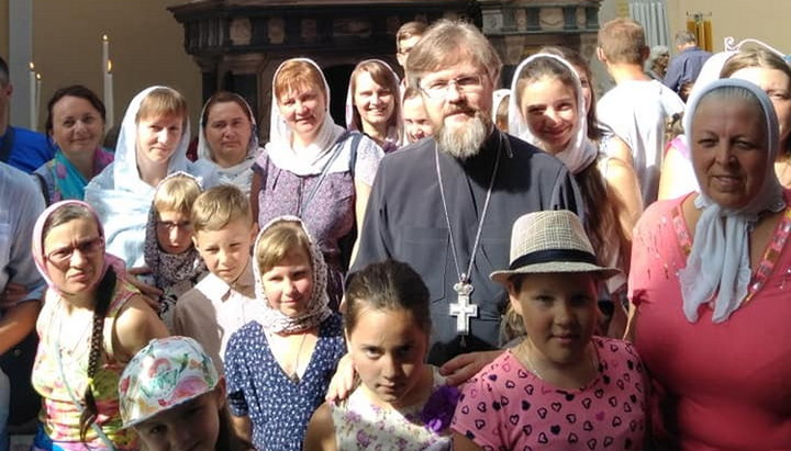 Archpriest Nikolai Danilevich, Deputy Head of the UOC DECR, with his flock. Photo: Facebook