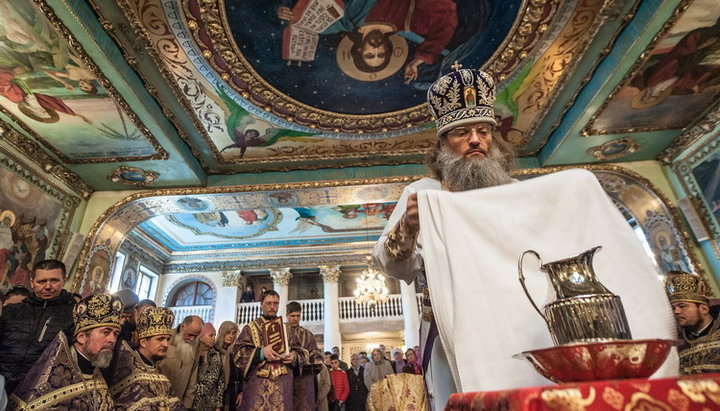 Владыка Лука совершает Чин омовения ног. Фото: Вся власть