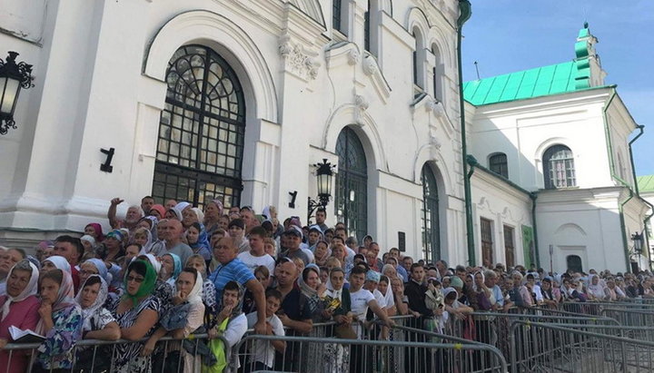 Не прекращается паломничество к святыням Великого крестного хода в Киево-Печерской лавре. Фото: УПЦ