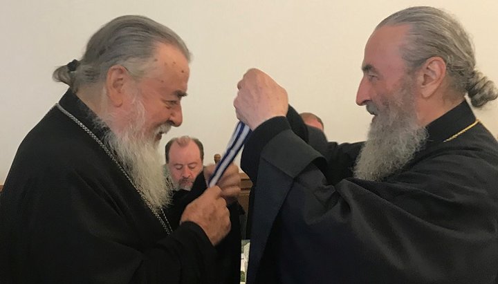 His Beatitude Onuphry awarded Metropolitan Irenaeus with the Order of the Holy Apostle Andrew the First-Called. Photo: Dnepropetrovsk Eparchy