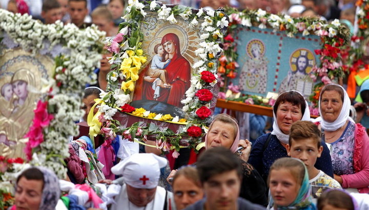 Procesiunea internațională Calea Crucii a ajuns la Lavra Poceaev