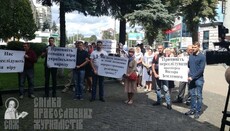 Believers come to SBU building where Fr Viktor Zemlianoy being interrogated