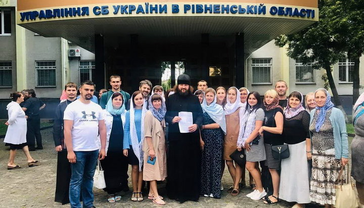 SBU served a suspicion notice to Archpriest Viktor Zemlianoy for inciting religious hatred. Photo: UOJ