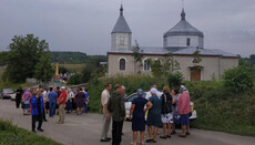 Atacând biserica din Galuzinţî, radicalii au bătut preotul și polițiștii