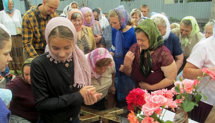 Парафіяни Свято-Миколаївської церкви в Луцьку, яка будується, чин освячення купола і хрестів, 7.07.19. Фото: Волинська єпархяя УПЦ