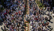 Over 20,000 believers go in a procession from Kamenets-Podolsky to Pochaev