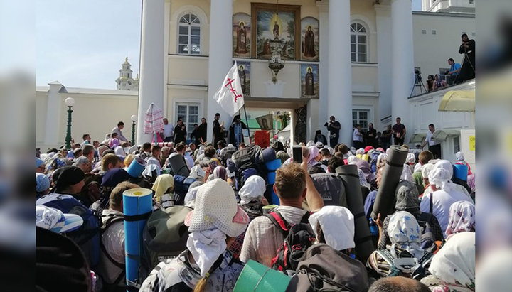 Вход крестного хода в Свято-Успенскую Почаевскую лавру. Фото: Фейсбук