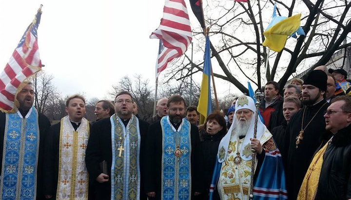 Глава УГКЦ Святослав Шевчук (слева от Филарета) во время второго Майдана. Фото: religija.mk