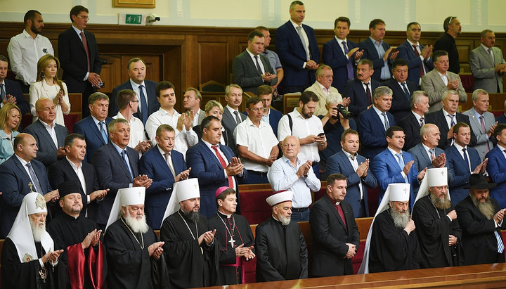 Блаженнейший Митрополит Онуфрий и митрополит Антоний на торжественном заседании в Верховной Раде. Фото: pomisna.info