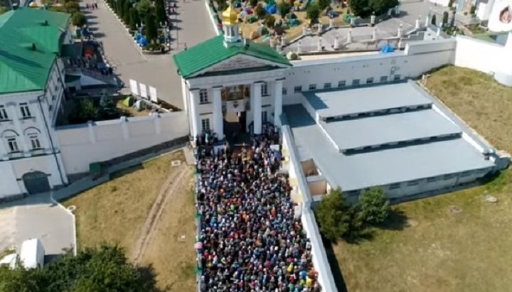 The cross procession from Brailov arrived at the Pochaev Lavra. Photo: UOC Information and Education Department