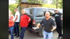 В Ясіні активісти ПЦУ блокували священику УПЦ дорогу до каплиці