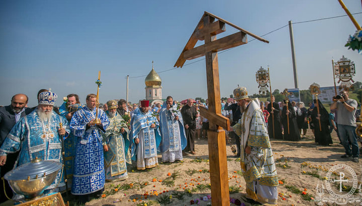 Митрополит Антоний (Паканич) возле креста на месте нового храма. Фото: Facebook