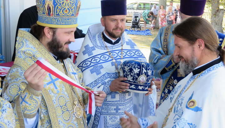 Єпископ Гайновський Павло нагородив орденом св. Марії Магдалини секретаря Тернопільської єпархії УПЦ протоієрея Стефана Балана. Фото: ternopil.church.ua