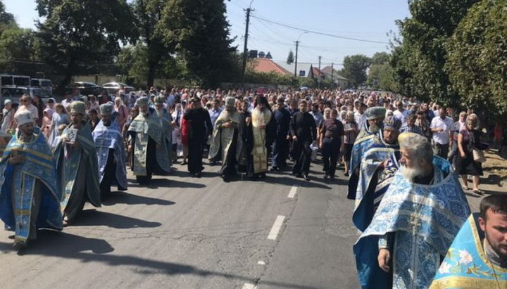 В Хустской епархии прошел крестный ход за мир в Украине. Фото: Orthodoxkhust.org.ua.