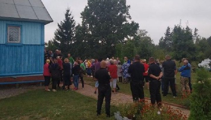 Протистояння біля Петро-Павловского храму УПЦ в Малинську. Фото: Нацполиція