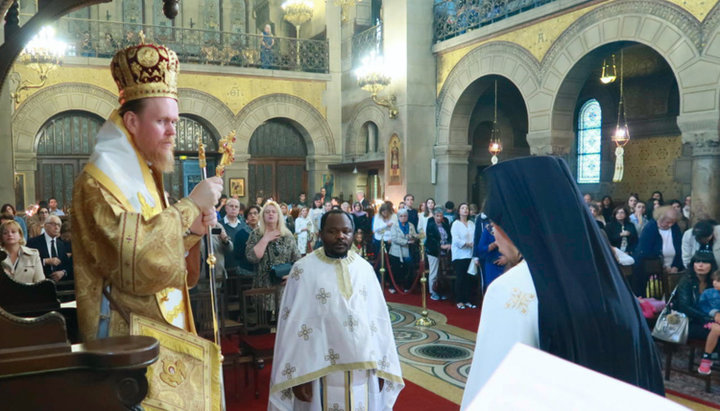 Evstratie Zorea în Catedrala Sfântului Ștefan din Paris. Imagine: 