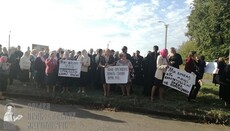 Parishioners of seized temples of UOC meet Zelensky at Rovno airport