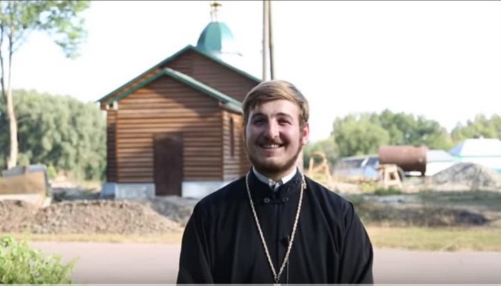 Настоятель храму в Оленівці ієрей Олександр Гладиш. Фото: скрин видео