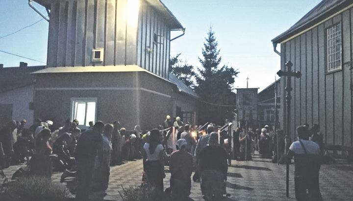 Romanian-speaking believers of the UOC support the church community in the village of Mikhalcha. Photo: vesti.ua