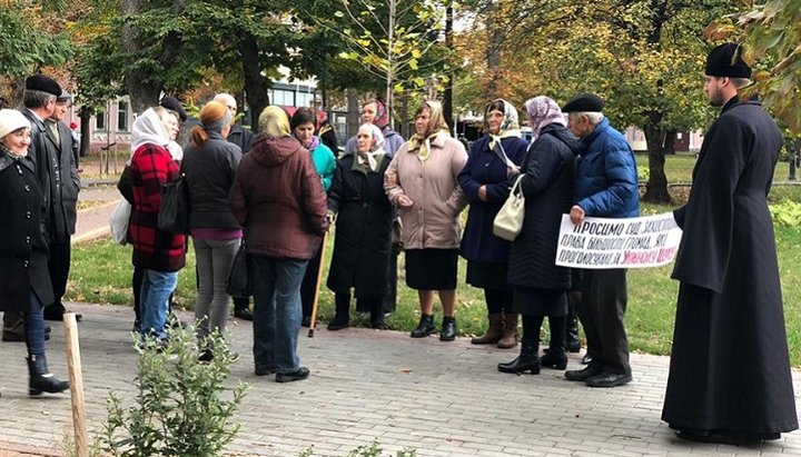 «Ієромонах» Софроній Чуприна і прихильники ПЦУ біля будівлі Вінницького міського суду. Фото: Фейсбук