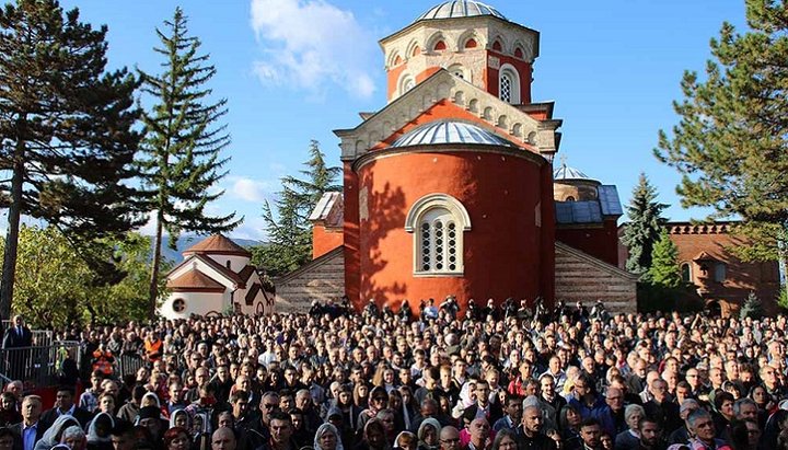 Тысячи верующих пришли на праздничное богослужение в монастыре Жича. Фото: пресс-служба СПЦ