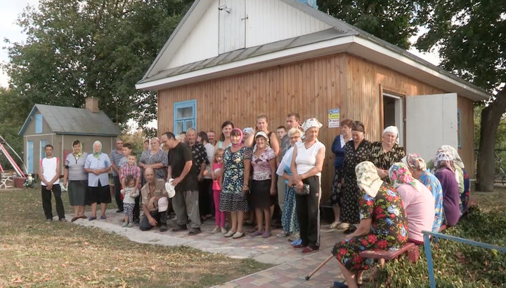 The UOC community in Mnishin is forced to hold services in a tiny hut after the seizure of their temple. Photo: UOJ