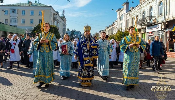 Владыка Евлогий во главе крестного хода в праздник Покрова Божией Матери. Фото: Сумская епархия