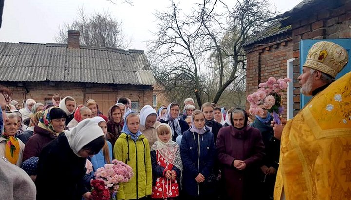 Невеликий домовий храм не зміг вміститм всіх веруючих, які прийшли цього дня на соборну молитву. Фото: Волинська єпархія